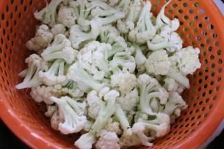 花菜掰小后，洗净沥水备用