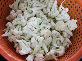 花菜掰小后，洗净沥水备用