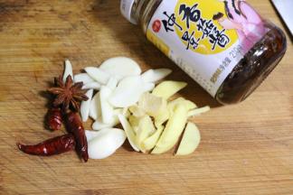 花菜掰小后，洗净沥水备用