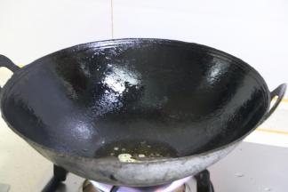 锅内放油，大火烧热