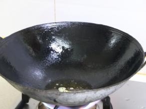 锅内放油，大火烧热