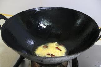 锅内放油，大火烧热