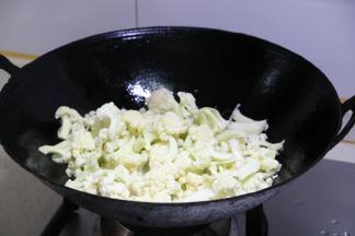 放入花菜，翻炒