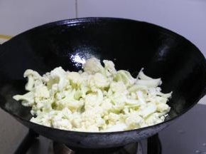 放入花菜，翻炒