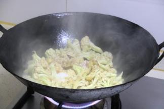 加入盐，糖翻炒