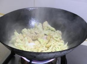加入盐，糖翻炒
