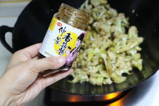 加入烧烤味香菇酱翻