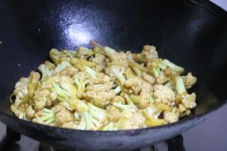 至花菜成金黄色即可关火