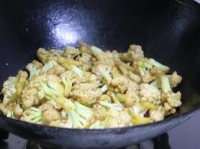至花菜成金黄色即可关火