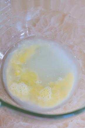 容器里倒入蛋液和水，加入糖和盐。