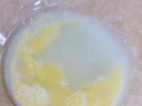容器里倒入蛋液和水，加入糖和盐。
