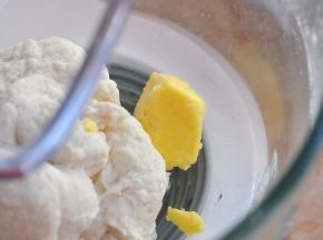 启动厨师机2档，将面和成团状，加入黄油。继续揉至黄油完全吸收，面团变光滑。