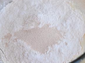 倒入高粉，最上面放干酵母。