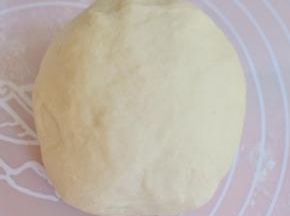 将面团滚圆，盖上湿布松弛10分钟。