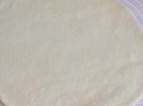 面团擀开，擀成长方形状。