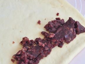 然后将馅卷起，翻过来将面团底部捏紧，两边也要捏紧。