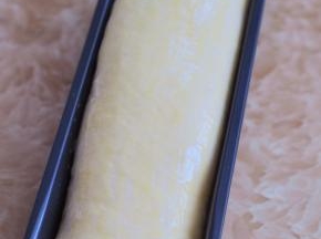 烤箱里放一碗开水，放入面包发酵40分钟，体积变大，取出后表面刷上蛋液。170度烘烤25分钟。