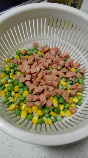 水果玉米剥好，和青豆一起洗净