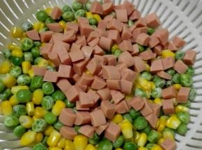 水果玉米剥好，和青豆一起洗净