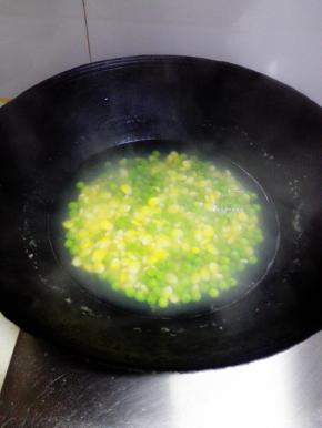 水果玉米剥好，和青豆一起洗净