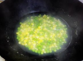 水果玉米剥好，和青豆一起洗净