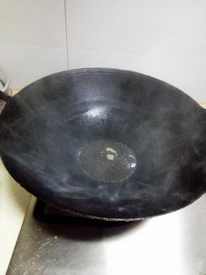锅内放入菜籽油，烧热