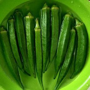 秋葵浸泡清水10分钟，洗净。