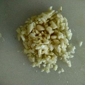 大蒜剁蒜蓉。