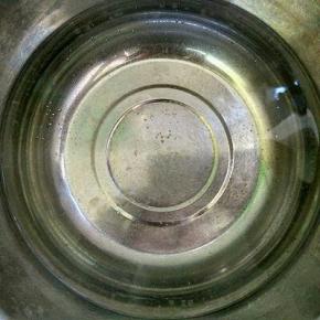 锅里适量清水烧开。