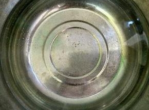 锅里适量清水烧开。