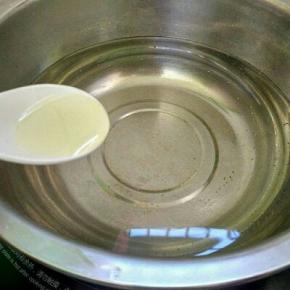 加入半勺植物油。