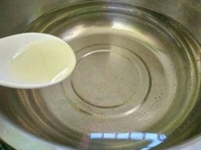 加入半勺植物油。