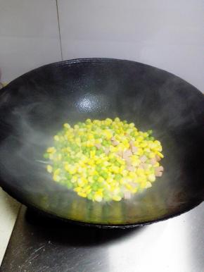 锅内放入菜籽油，烧热