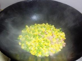 锅内放入菜籽油，烧热