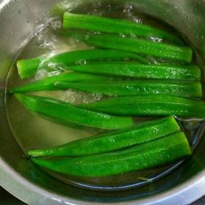 放入秋葵煮3分钟。