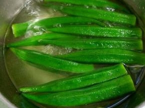 放入秋葵煮3分钟。
