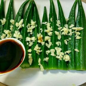 淋上2勺酱油，再淋上丘比沙拉汁。