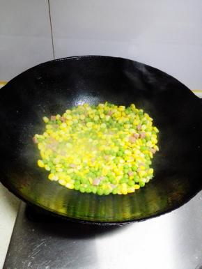 放入盐，糖，翻炒至熟