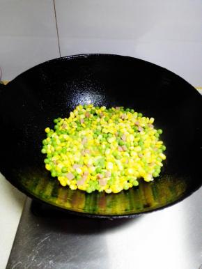 放入盐，糖，翻炒至熟