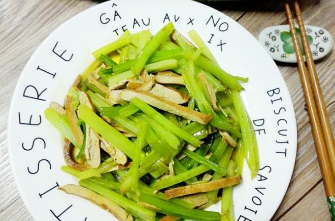 芹菜炒香干