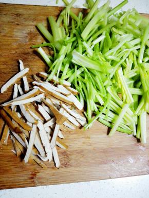 芹菜去叶，摘洗干净，切断，香干用水洗净，切断