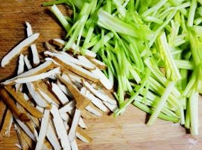 芹菜去叶，摘洗干净，切断，香干用水洗净，切断