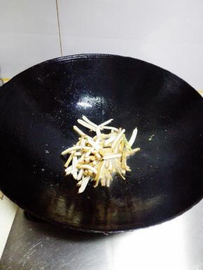 锅内放少许油，烧开后，放入香干，放入少许生抽