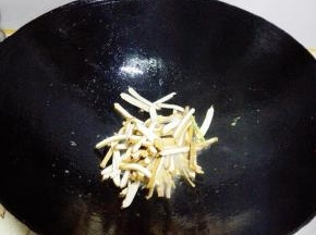 锅内放少许油，烧开后，放入香干，放入少许生抽