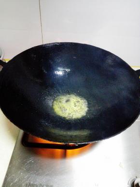 锅内再放入油，大火烧开后，加入芹菜，翻炒后，放入少许水翻炒