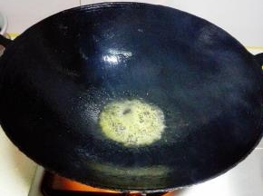 锅内再放入油，大火烧开后，加入芹菜，翻炒后，放入少许水翻炒