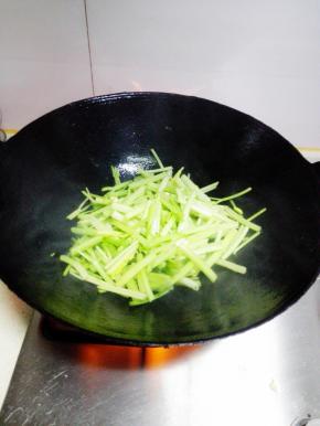 加入芹菜，翻炒后，放入少许水翻炒