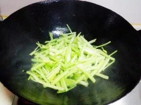 加入芹菜，翻炒后，放入少许水翻炒