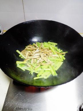 至8分熟，放入炒好的香干，盐，糖翻炒