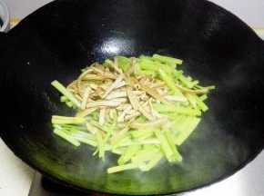 至8分熟，放入炒好的香干，盐，糖翻炒